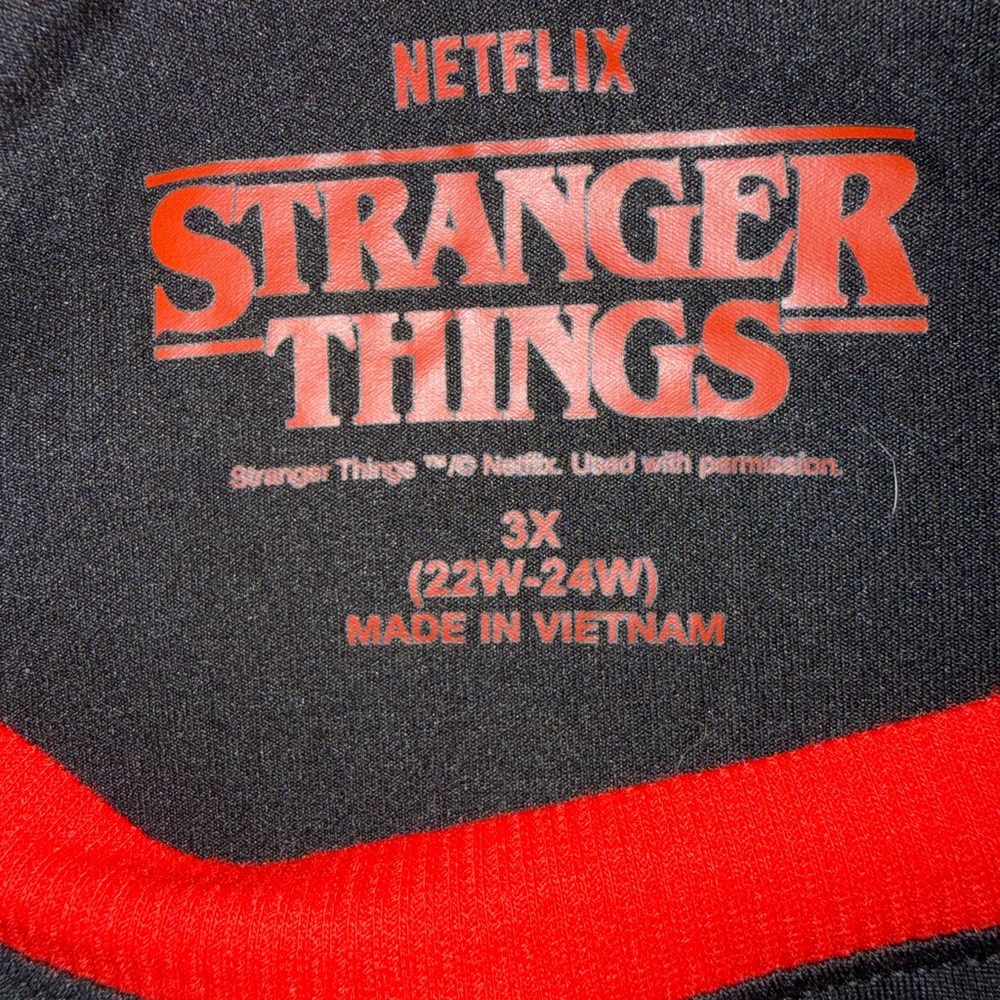 Stranger Things Netflix Graphic Nightgown Women’s 3X 22W-24W Black Red NWT - Picture 3 of 3